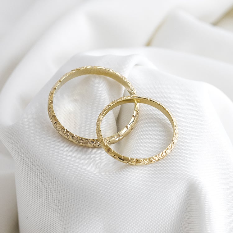 Snubní prsteny s ruční rytinou hvězd Alix 121574