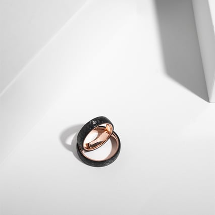 Mírně zaoblený snubní prsten z karbonu a zlata s diamantem Katu