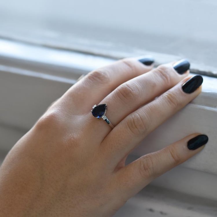 Zlatý prsten se safírem 36945