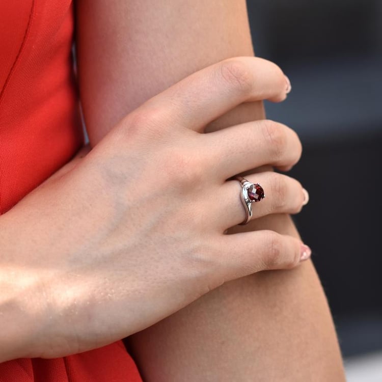 Stříbrný prsten s granátem 45403