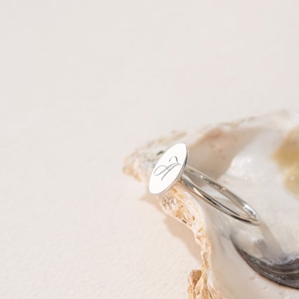 Oválný prsten s gravírem písmene Riley