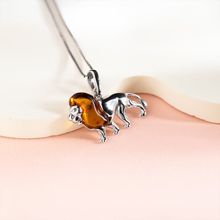 Stříbrný jantarový přívěsek ve tvaru lva Singa 150765