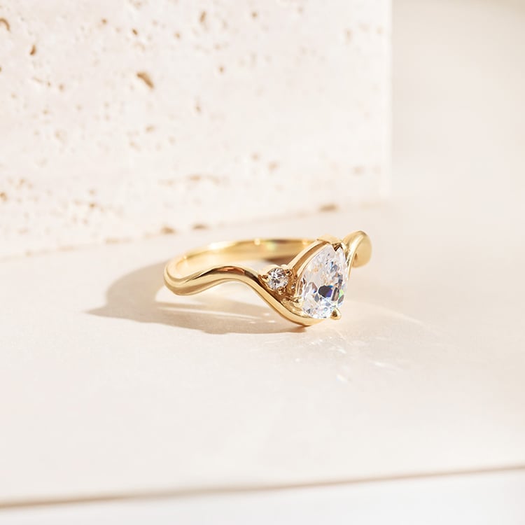 Zásnubní prsten s pear lab-grown diamantem 154947