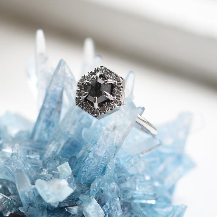 Zlatý prsten s diamantem a bílými diamanty 49686