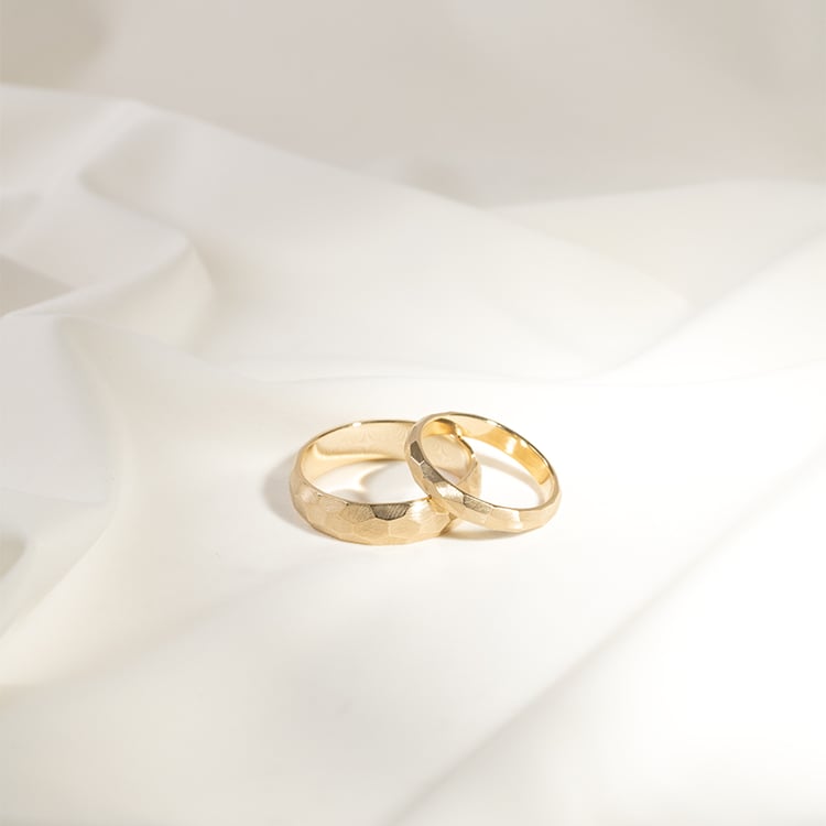 Matné tepané snubní prsteny ze zlata Zvezda 130403