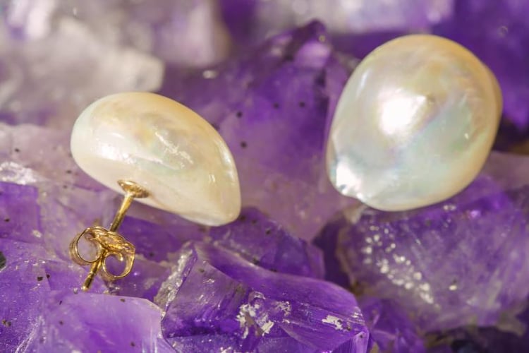 Zlaté náušnice s bílými perlami 2834