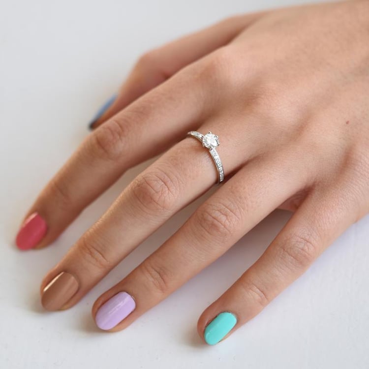 Zásnubní zlatý prsten s moissanitem a diamanty 51249