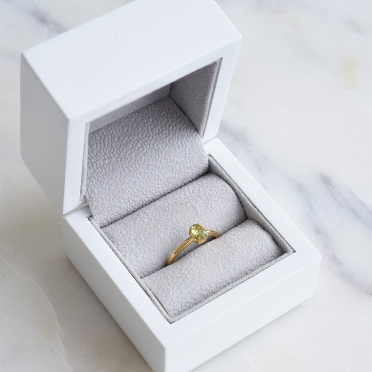 Prsten s oválným olivínem 86082