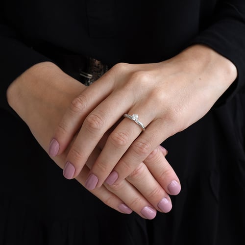 Zásnubní prsten s postranními diamanty Avihu