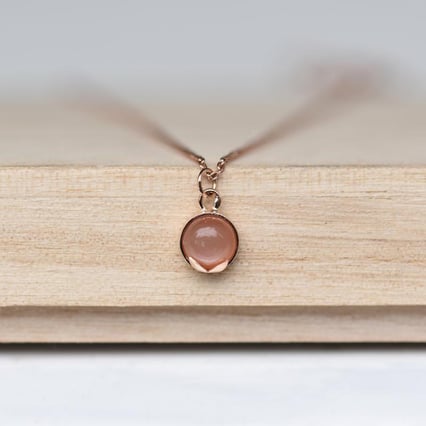 Zlatý přívěsek s broskvovým měsíčním kamenem Azalea