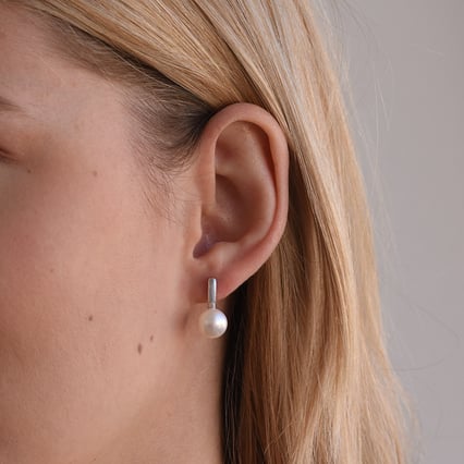 Stříbrné visací náušnice s bílými perlami Imala