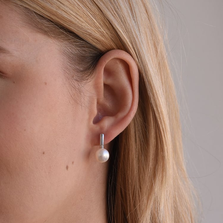 Stříbrné visací náušnice s bílými perlami 65622