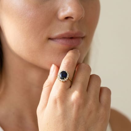 Rozvodový halo prsten se safírem a diamanty Andrew