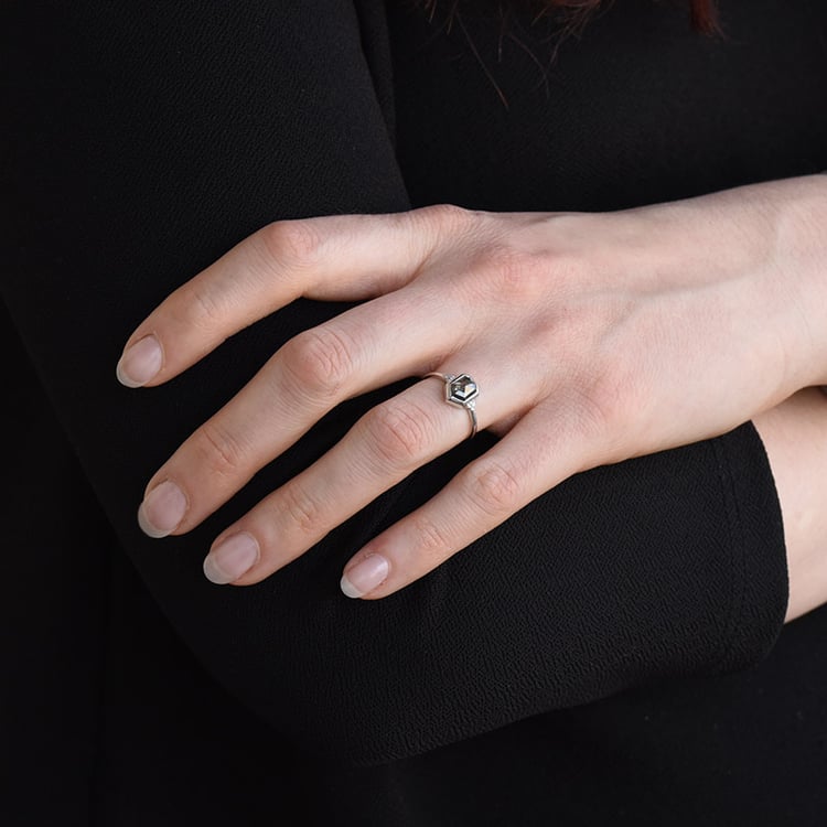 Prsten se salt and pepper diamantem ve tvaru heptagon 79505