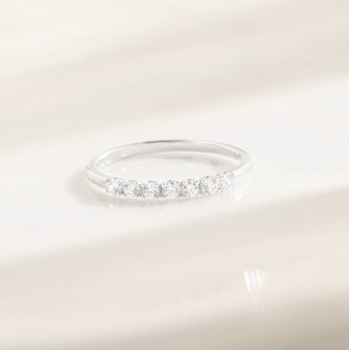 Zlatý romantický eternity prsten s lab-grown diamanty Rexanne