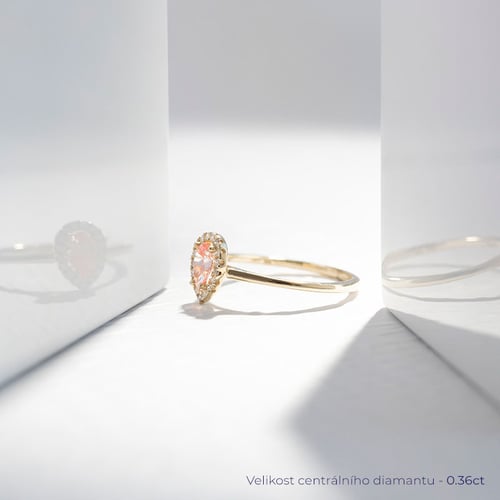 Zásnubní prsten s certifikovaným fancy pink lab-grown diamantem Simone