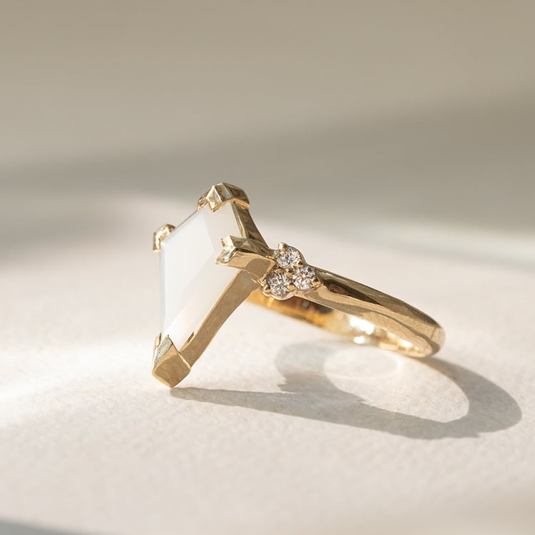 Prsten s mléčným měsíčním kamenem Kettil 137455