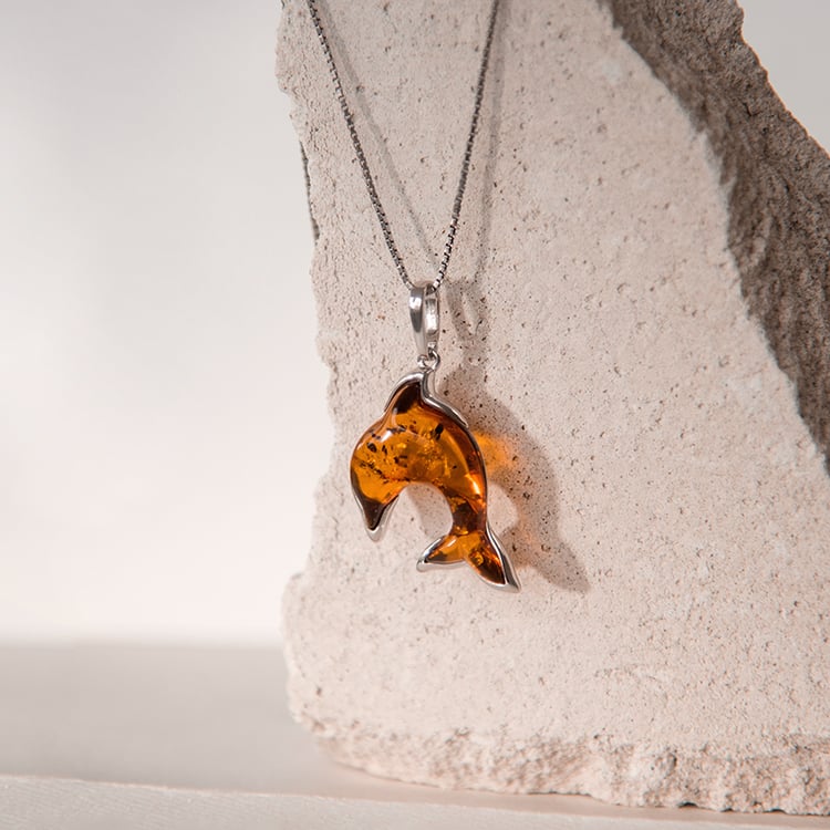 Jantarový přívěsek ze stříbra ve tvaru delfína Dolphin 107784