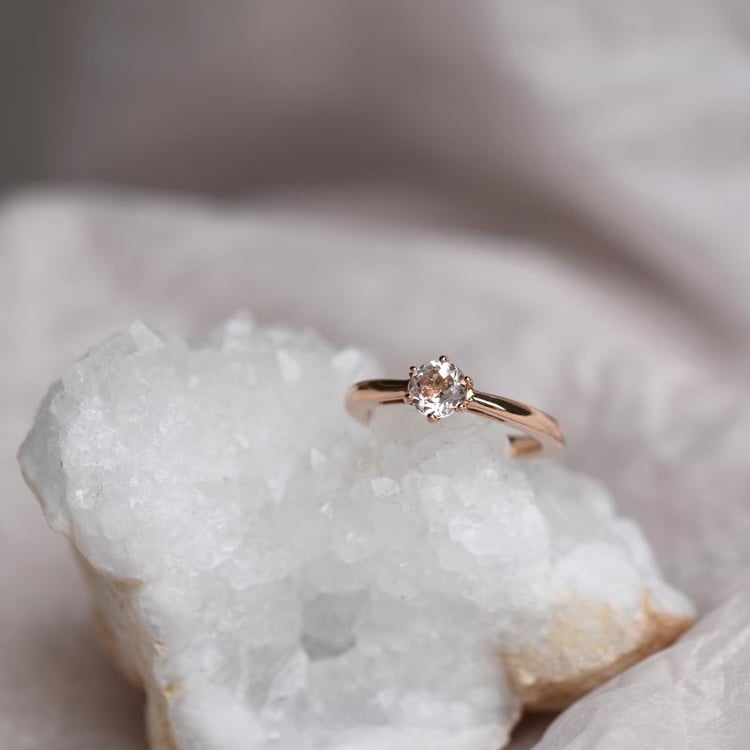 Zlatý zásnubní prsten s round morganitem 48677