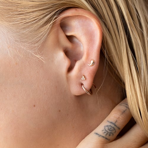 Zlatá piercing náušnice s bílými topazy Masha