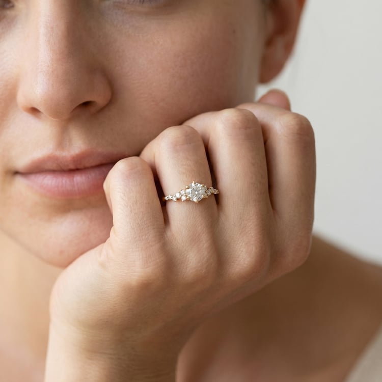 Zásnubní prsten z oříškového zlata s lab-grown diamanty 166498