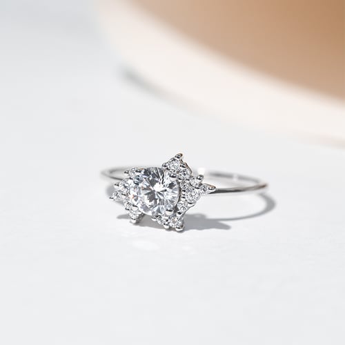 Atypický cluster zásnubní prsten s moissanitem a lab-grown diamanty Talisha