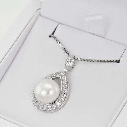 Stříbrný přívěsek s perlou a zirkony Anda