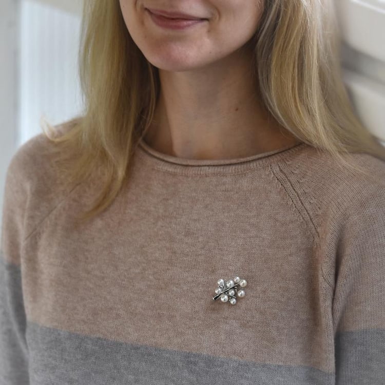 Stříbrná perlová brož 50464