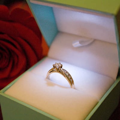 Zásnubní prsten s diamantem