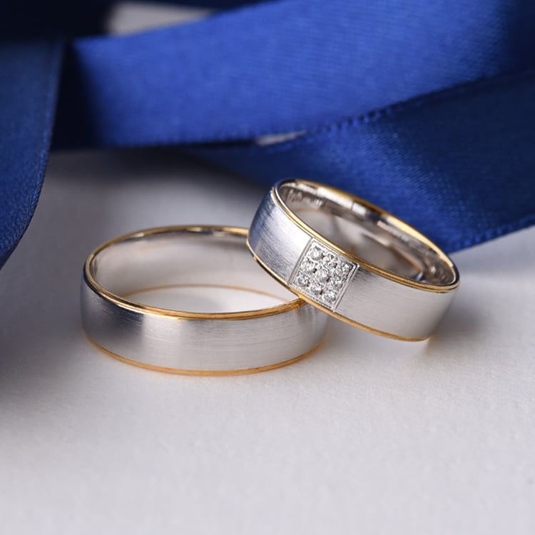 Zlaté snubní prsteny s diamanty 75976