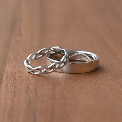 Zlaté propletené snubní prsteny Amazu