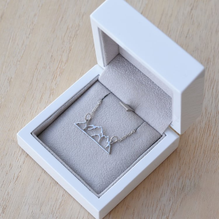 Náhrdelník ve tvaru hor 67198