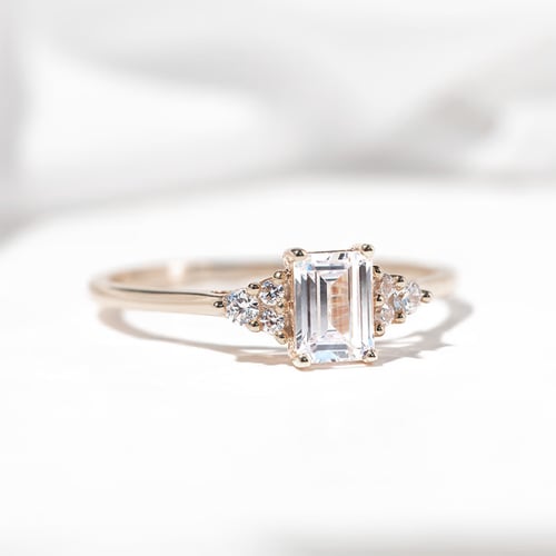Zásnubní prsten ze zlata v oříškové barvě s moissanitem a lab-grown diamanty Miha