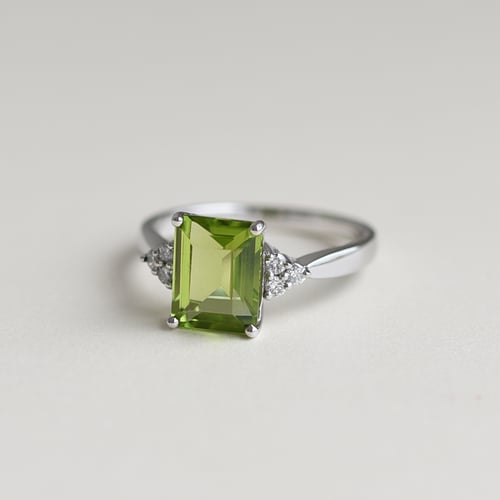 Zlatý prsten s olivínem a diamanty Chaitra