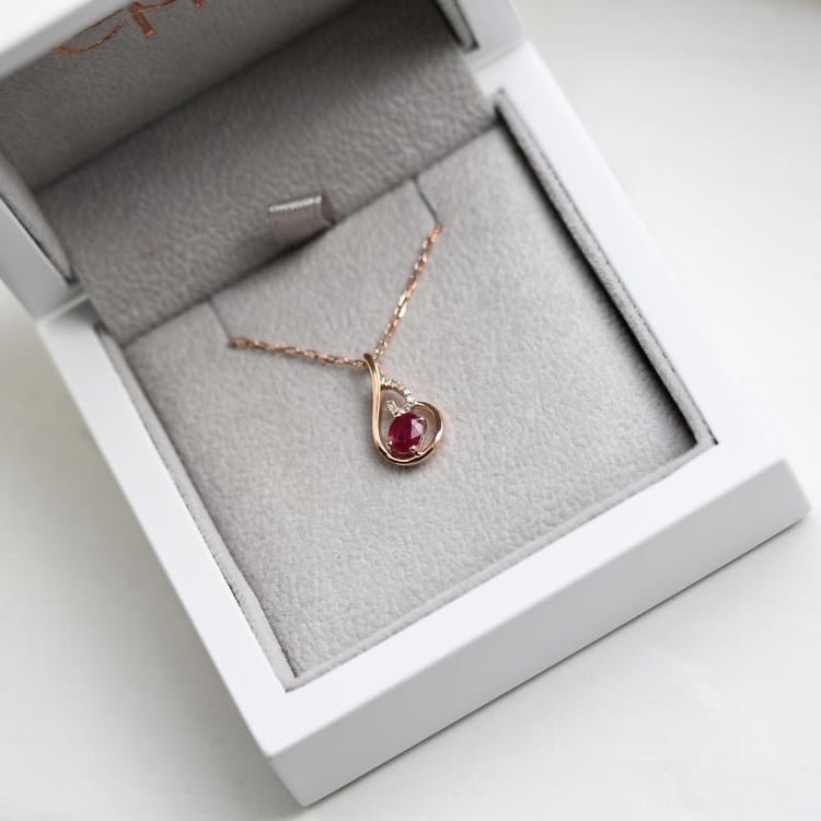 Zlatý náhrdelník s rubínem a diamanty 17105