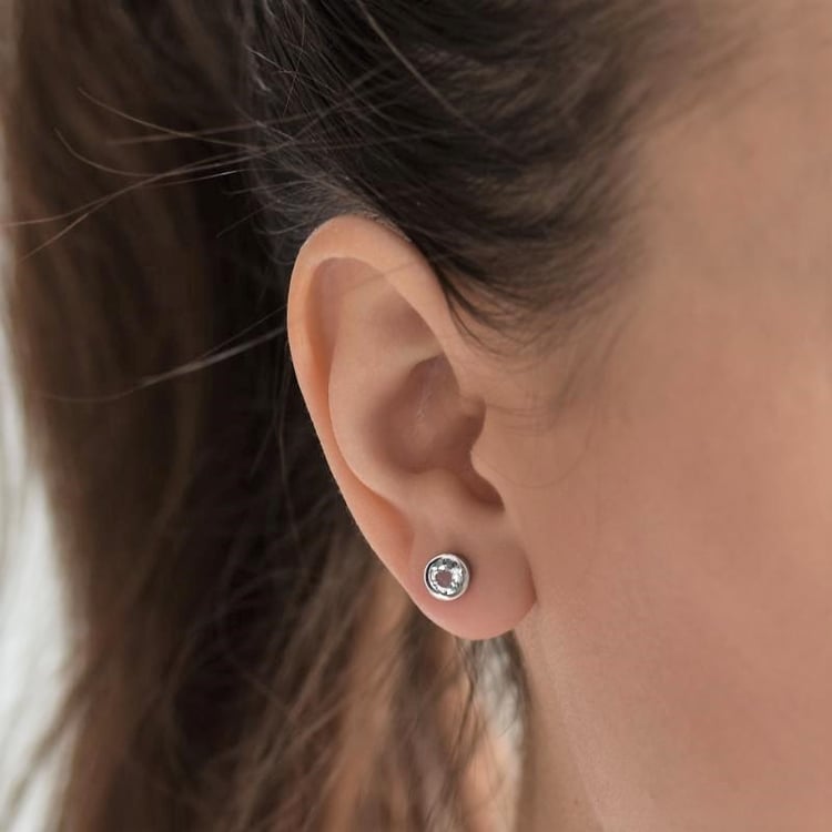 Stříbrné bezel náušnice s bílými topazy Wetty 106672