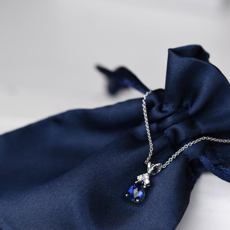 Safírová slza ve zlatém náhrdelníku s diamanty Iago 20399