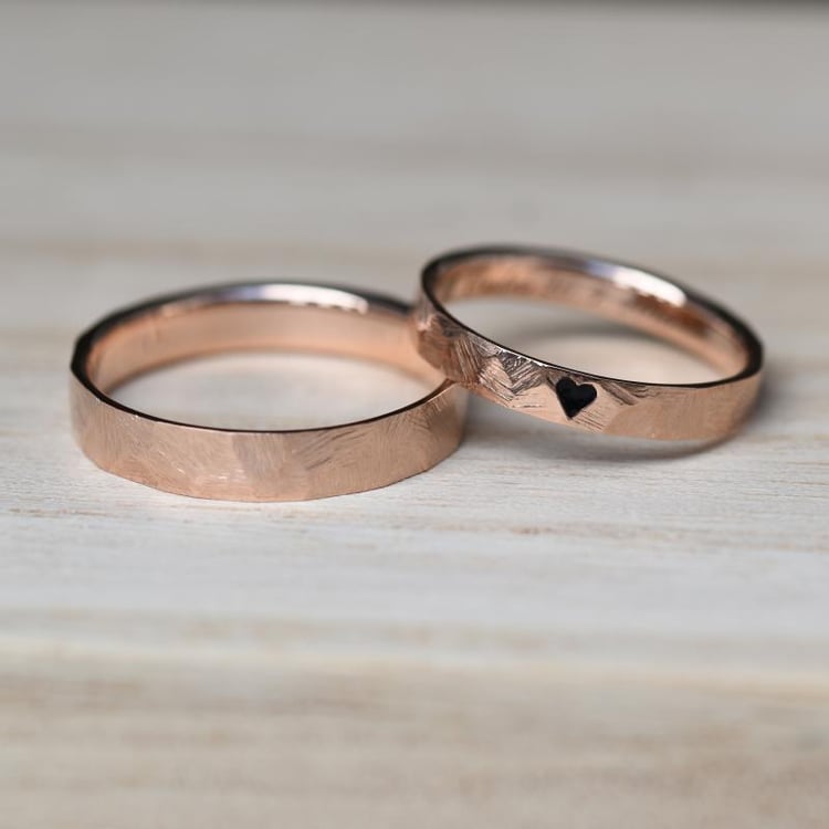 Zlaté snubní prsteny s gravírem srdce 46087