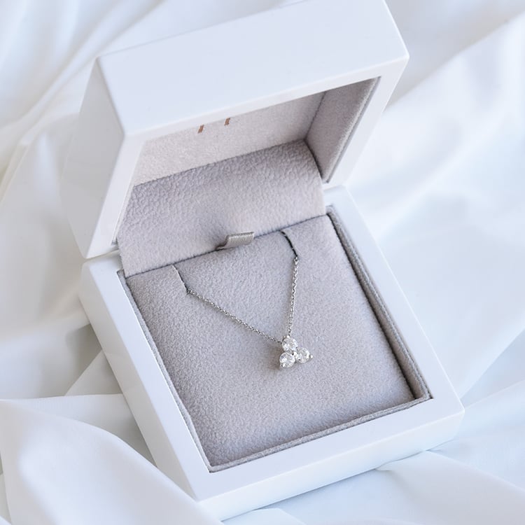 Diamantový přívěsek z bílého zlata 86040