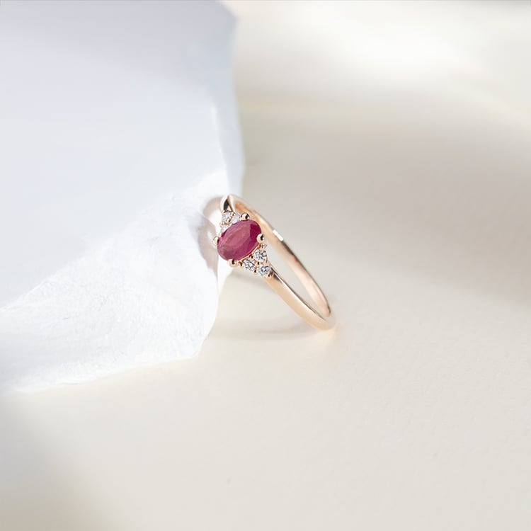 Zásnubní prsten s rubínem a diamanty Sheldo 152325