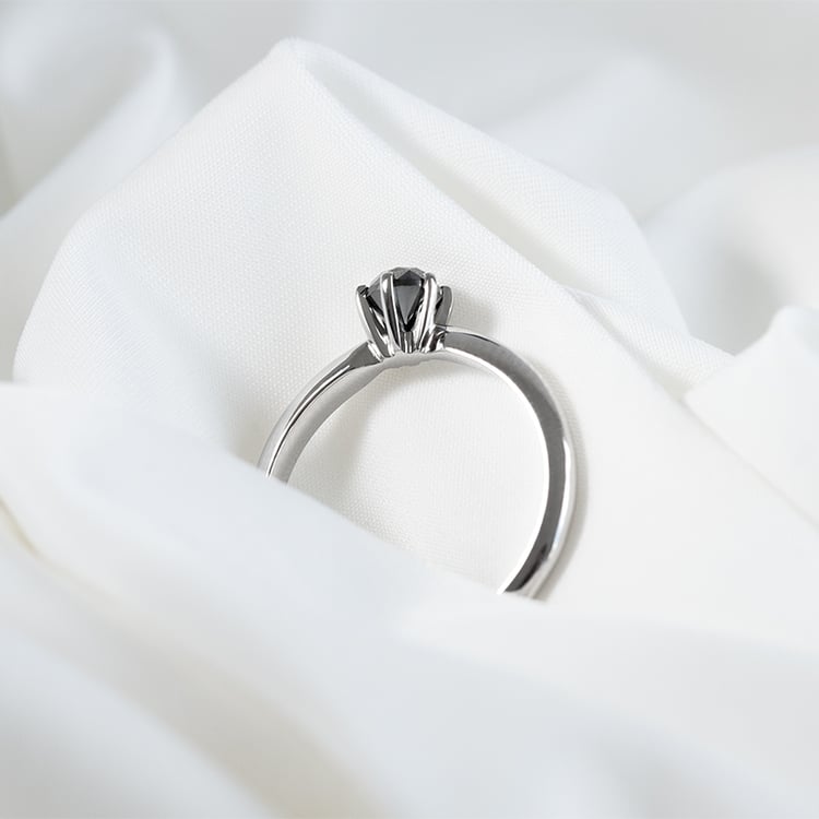 Zlatý zásnubní prsten s černým diamantem Mala 125608