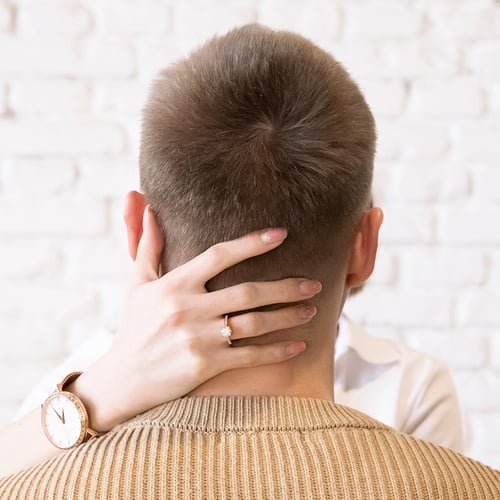 Zásnubní prsten s moissanitem a postranními diamanty Ulani