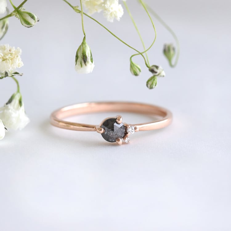 Jemný cluster prsten se salt and pepper diamantem 78186
