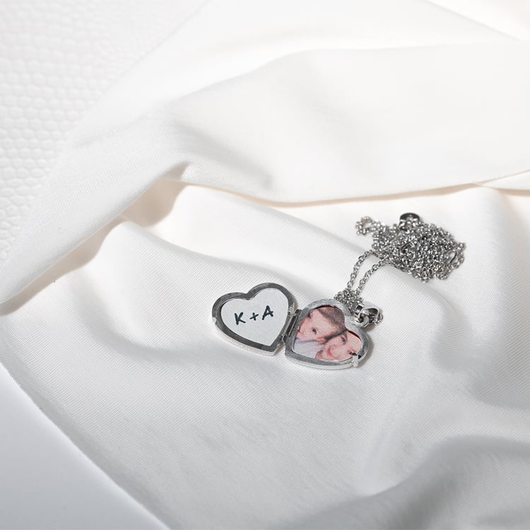 Stříbrný otevírací medailon ve tvaru srdce 131015