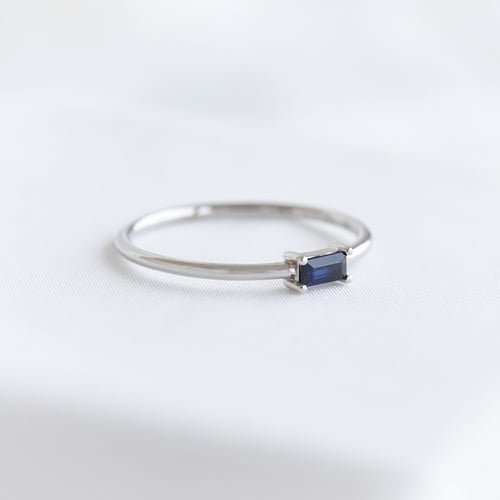 Safírový prsten v minimalistickém designu Koos
