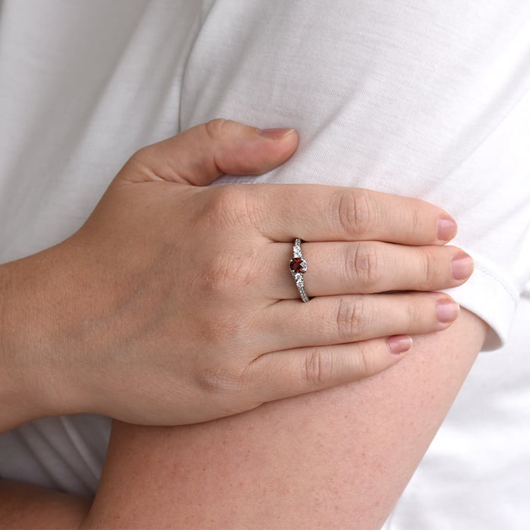 Romantický prsten s granátem a zirkony 84710