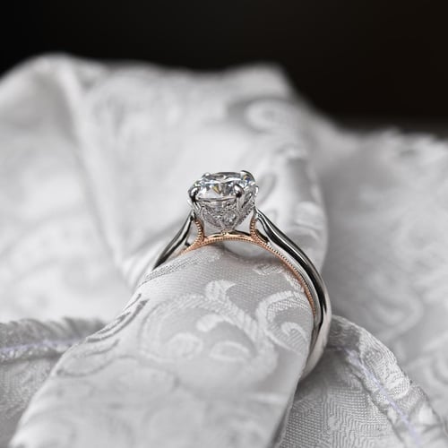 Zásnubní prsten s postranními lab-grown diamanty Libby
