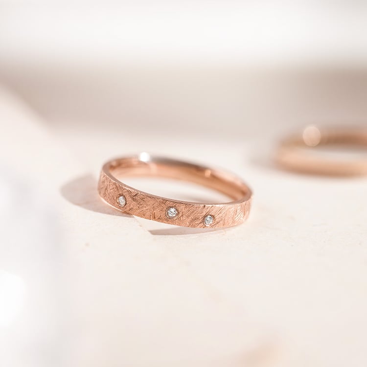 Netradiční zlaté snubní prsteny s diamanty Alexis 157185