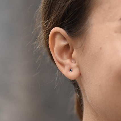 Minimalistické bezel náušnice s modrými diamanty Tofine