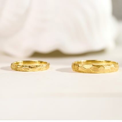 Tepané a škrábané snubní prsteny ze zlata Vedette